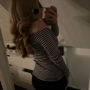 Randig off shoulder  - Jätte söt, sparsamt andvänd🩷