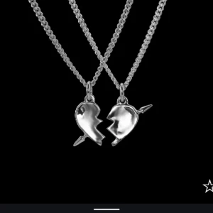 Maria Nilsdotter halsband  - Säljer mitt Maria Nilsdotter halsband som köptes för ett tag sen. Skulle helst vela byta berlock ifall någon vill annars funkar det att bara byta eller köpa!❤️❤️ pris kan diskuteras 🥰 