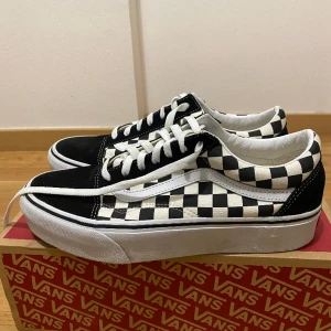 Vans Platform - Frakten ingår i priset. Jättenya, använt 1 gång & Inte min stil. DM för flera bilder! Originalpris: 1000kr