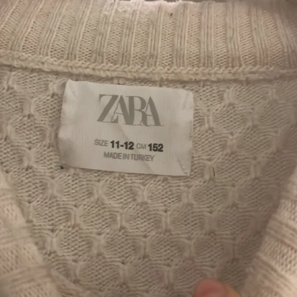 Jag säljer denna tröja eftersom den är förliten. Den är från zara och är i storlek 152cm. Tröjor & Koftor.