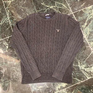 GANT tröja Kabelstickad  - Snygg Gant tröja i bra skick ca 8,5/10.  Storlek Medium. Nypris ca: 1500:- 👊