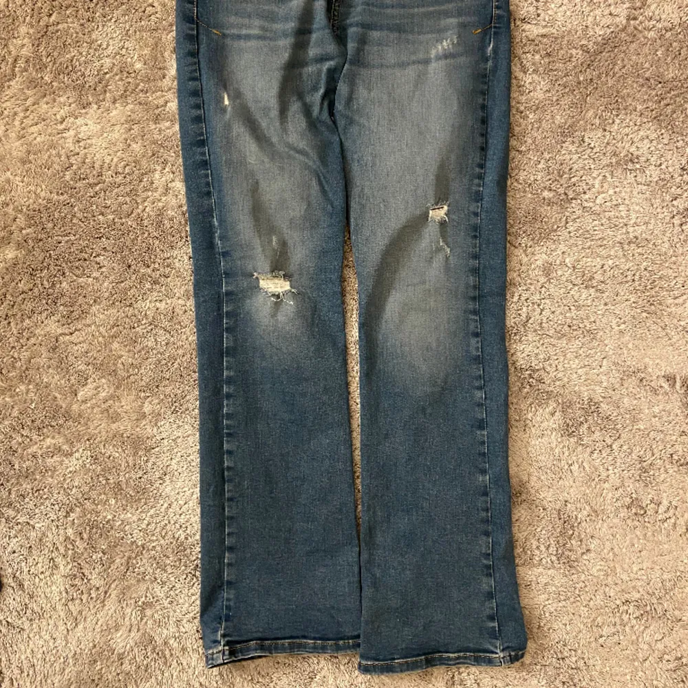 as snygga ltb jeans i modellen valerie, säljer då de tyvärr är för stora för mig och därav aldrig kommer till användning💕inga som helst defekter! innerbenslängd: 78 midjemått: 39. priset kan diskuteras vid snabb affär. Jeans & Byxor.
