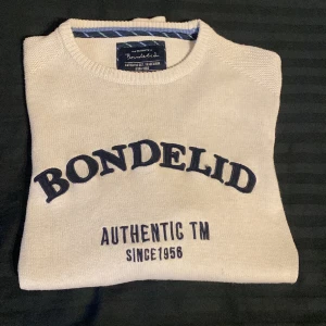 Bondelid tröja  - Det är en vit Bondelid tröja som sitter perfekt på||strolek M|| ny pris 699kr vårat pris kommer ligga på 100kr|| vid flera frågor eller eller bilder kontakta oss.