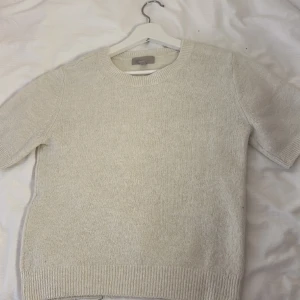 Kortärmad stickad tröja  - En skitsnygg stickad tröja som är kortärmad från hm, säljer pågrund av att den inte kommer till användning tyvärr💞 den är i ganska bra skick men är tyvärr lite nopprig men absolut inget man tänker på 💞 