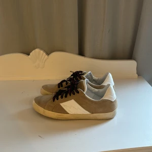 Zadig Voltaire skor - Tja, säljer dessa Zadig skor som är i storlek 41. Dem är använda Max 5 gånger. Inga innersulor eller något og medföljer vid kör därmed priset. Skriv för fler frågor eller vid minsta lilla fundering!