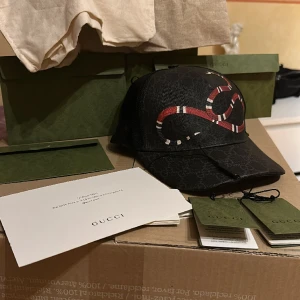 Gucci keps - Säljer nu min Gucci keps som e aldrig använd. Sick 10/10 ÄKTA. Dust jag och allt kommer med och även en massa lappar från Gucci. Storlek XS 56 cm. NY PRIS 3300