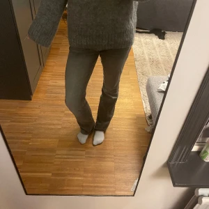 Bootcutjeans - Säljer mina skit snygga gråa bootcut jeans! Helt perfekta i längden för er som är lite längre som jag och sitter perfekt på!😊🤍