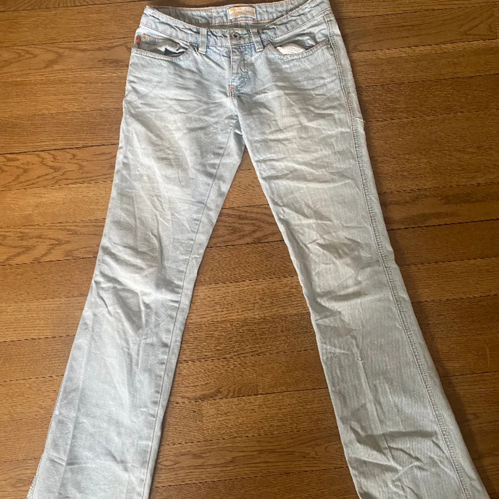Jättefina jeans i storlek 32. Säljer för att de tyvärr blivit för små. Pris kan diskuteras.. Jeans & Byxor.