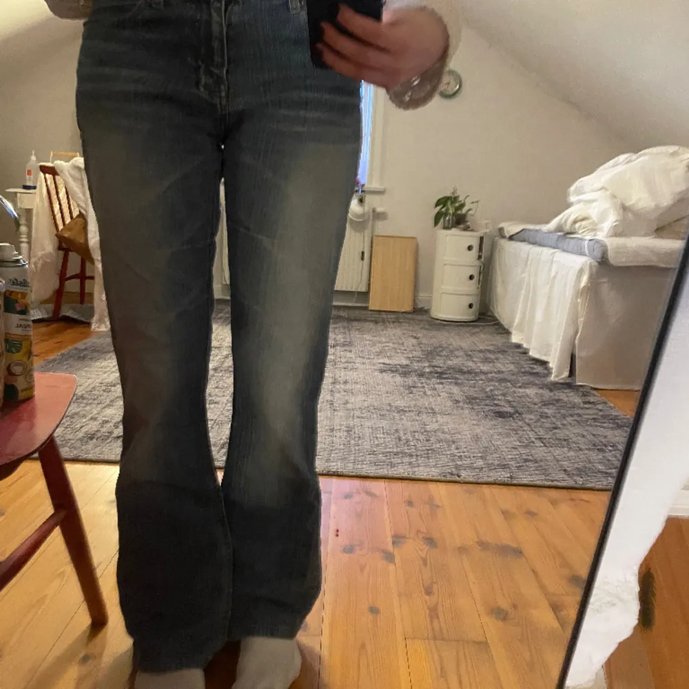 lågmidjade jeans med lite utsvängt nere vid benen. . Jeans & Byxor.