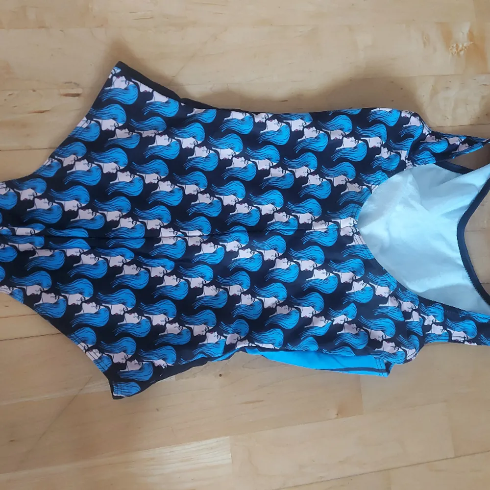 Pop art and abstract art swimsuit both for 200 dm for only 1. Övrigt.