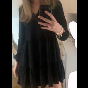 Klänning - Säljer en av mina favorit klänningar som tyvärr blivit för kort för mig. Köpt från new yorker sommaren 2022. Inga defekter då jag verkligen tagit hand om klänningen. Bara att höra av sig vid frågor❤️❤️