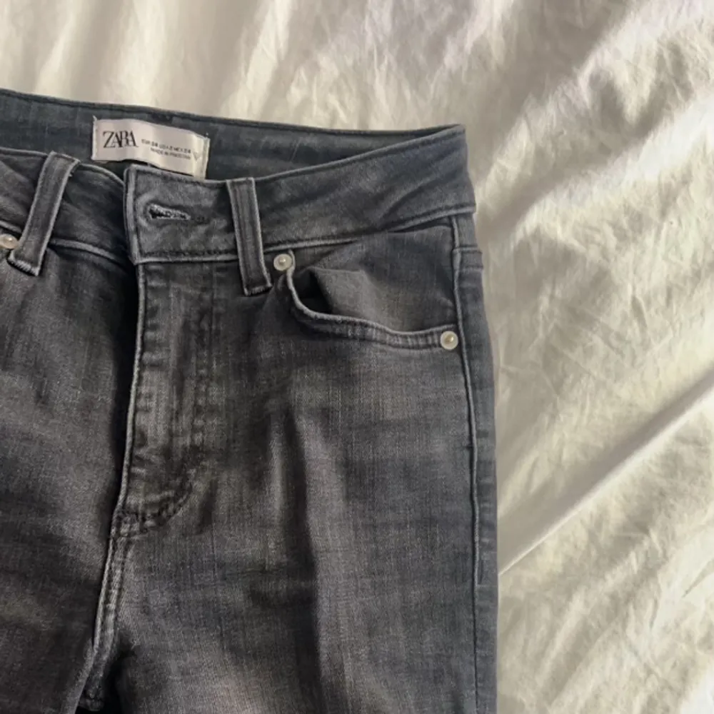 Säljer mina zara bootcut jeans, jättebra skick endast lite slitna nertill men inget man tänker på! Mellan midja❤️❤️skriv för mer bilder. Jeans & Byxor.