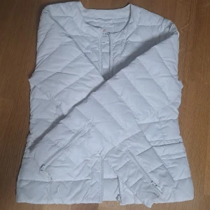 Vår jacka - Den är i väldigt bra skick. Den passar jätte bra för vädret under våren, den är varm och väldigt bekväm. Är använd fåtal gånger. Kedjorna fungerar exakt som de ska. Jackan är i storlek XS men passar även som S. Säljer den eftersom den är liten på mig