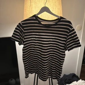 Randig tröja - Från BURTON MENSWEAR. Köpt på asos. Storlek M. True to size. Inga skador eller fläckar! 