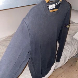 Stone Island - Sweatshirt - Tröjan är oanvänd sedan ett till två år tillbaka. Det finns inga hål på tröjan eller andra slitningar. Fungerar fortfarande i bra skick. Storlek på tröjan är S.  Ett ny pris idag ligger på över 1500, därför kommer jag ej sträcka mig lägre än 800 kr 