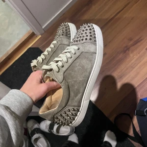 Christian Louboutins - Christian Louboutins i väldigt fint skick med silver/guldiga spikes, Skick 9/10 Dustbags och og extra spikar samt snören finns 