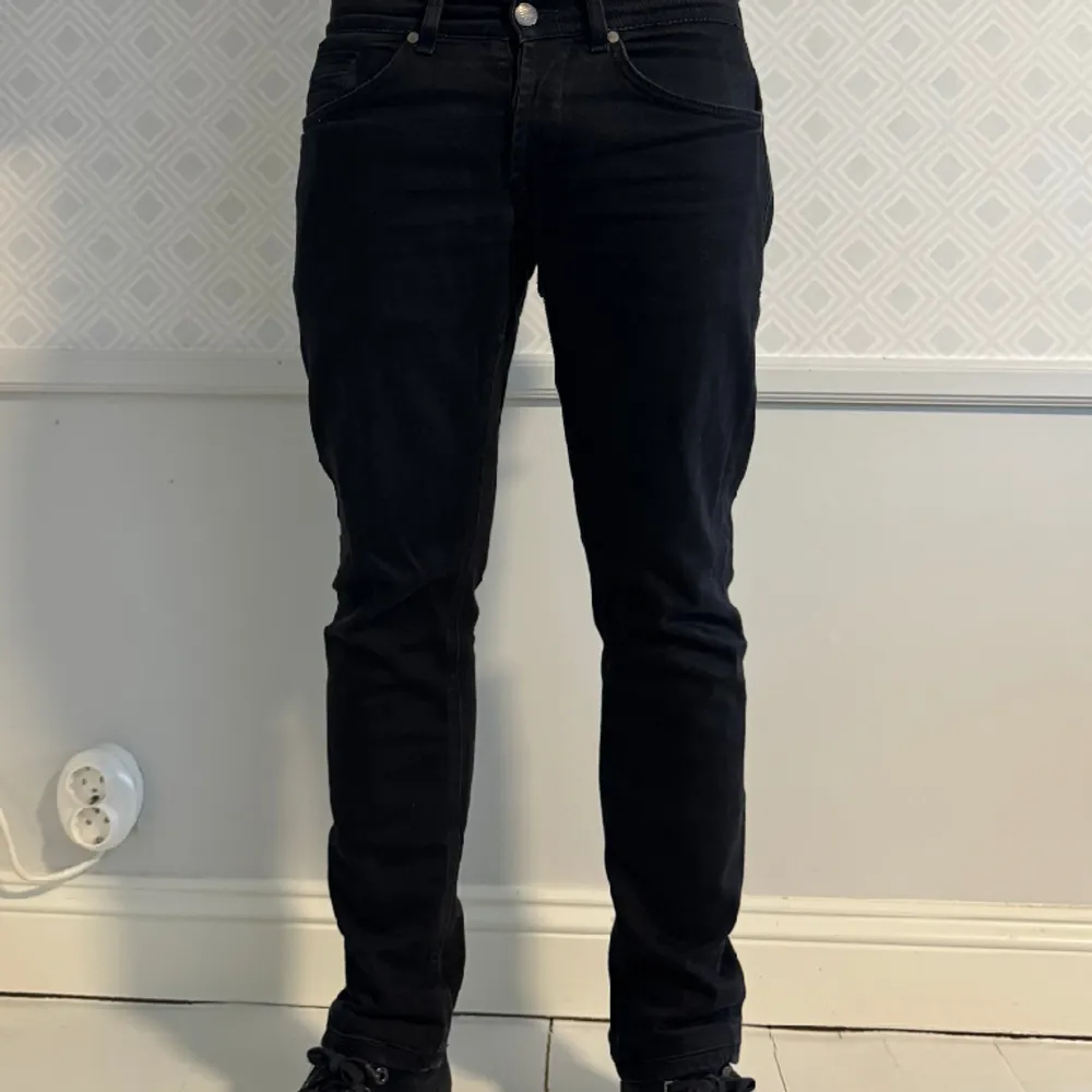 Svarta Dondup jeans storlek 33 .  Tveka inte på höra av dig vid funderingar . Jeans & Byxor.