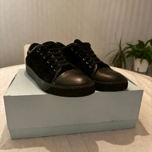 Lanvins strlk 43 - Hej! Jag säljer mina svarta Lanvins pågrund av att dom inte används så mycket längre. Dom är i väldigt bra skick och kostar runt 3000kr nya. Pris kan diskuteras!