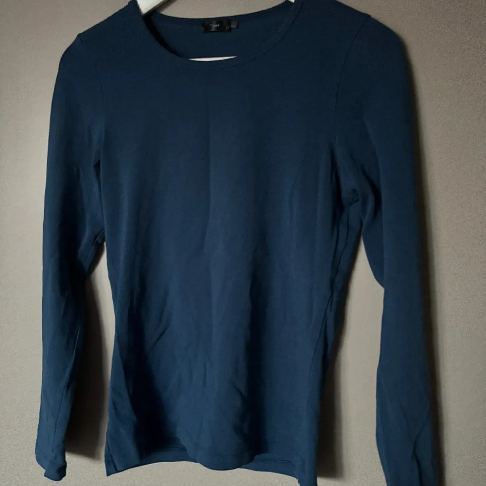 Jätteskön långärmad tröja från Filippa K.💙 Säljer då den tyvärr inte kommer till användning:/ Säljs inte längre men nypriset ligger runt 400-600kr💙 . Tröjor & Koftor.
