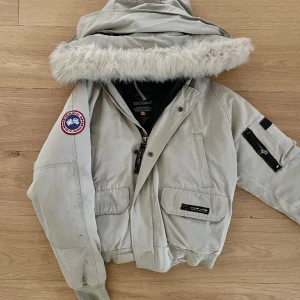 Canada Goose jacka - Köpt på plick förra året men vet tyvärr inte om den är äkta eller inte. Supersnygg iaf och bra kvalitet💋en liten defekt på armen som syns på första bilden, inget märkbart när man har på sig den. Fråga för fler bilder💕