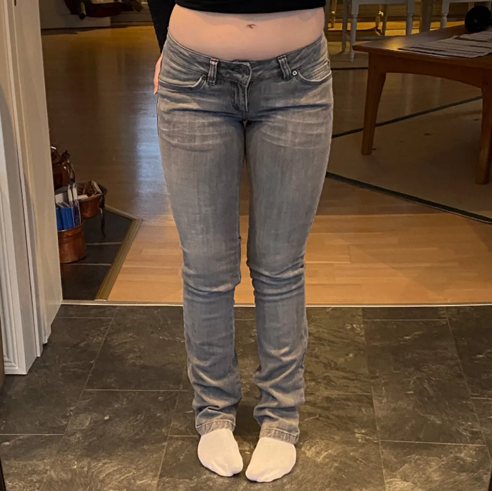 Gråa lågmidjade jeans från Only i en rak/smal passform. De har några små skavanker som knappt syns men kan skicka fler bilder. Midjemåttet är ca 37-40 cm rakt över (stretch) och innerbenslängden är ca 85 cm 💗 . Jeans & Byxor.