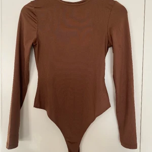 Body från Bianca kollektion 🤎 - Snygg body från Biancas kollektion för nelly! Använd 2-3 gånger 🤎