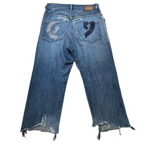 Feta jeans från eckö United Benöppning 26,5 Midja: 42cm Ytterben: 98 De är har en provisorisk lagning på vänster ben Skriv gärna frågor😊
