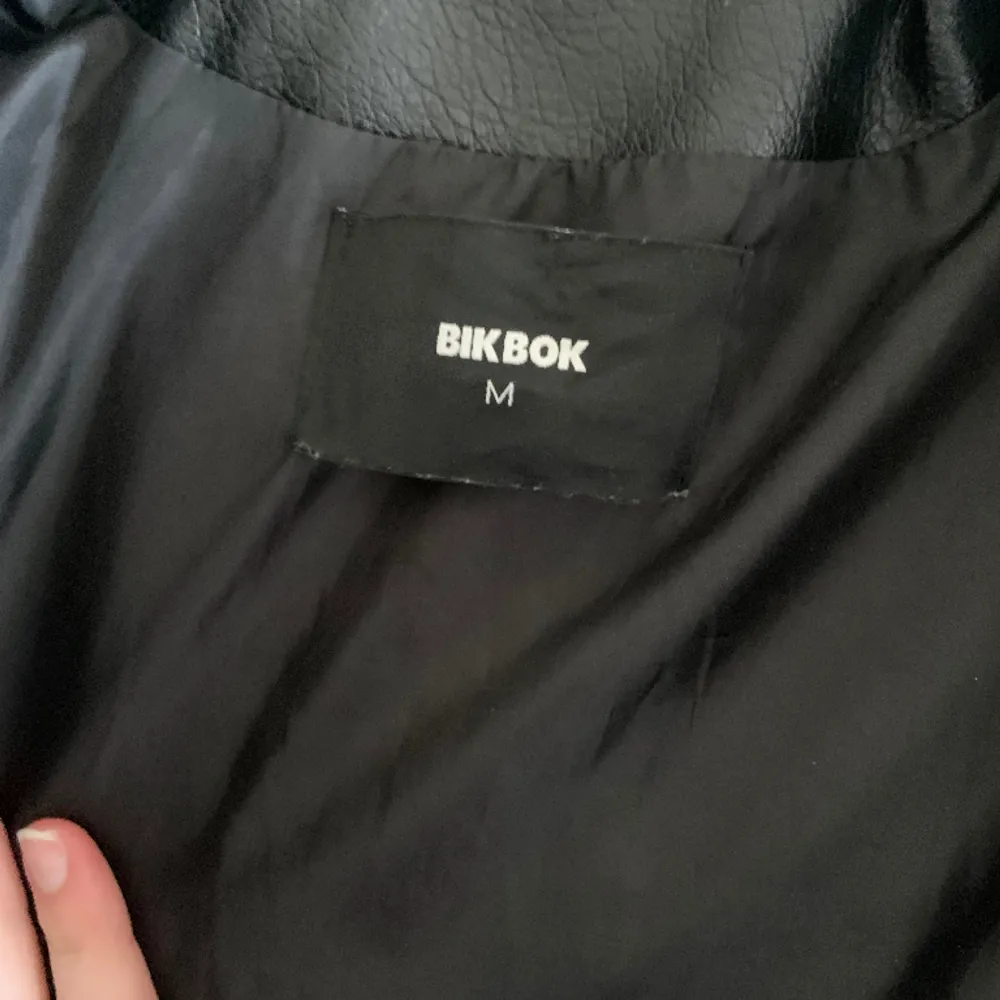 Jättefin fejk skinnjacka från Bik Bok som är köpt begagnat men i utmärkt skick, den är i storlek M men passar även xs och s ❤️ Använd gärna köp nu 🥰. Jackor.