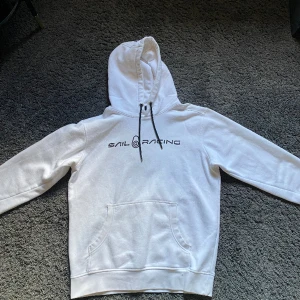 Sail racing hoodie - Bra skick förutom att det är jätte små prickar vid fickan