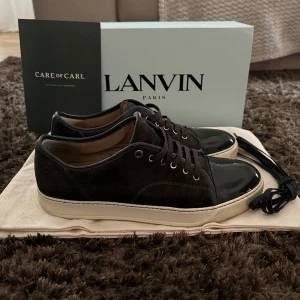 Lanvin - Säljer mina snygga gråa Lanvins då de ej används längre. Något sliten sula men inget man lägger märke till när de används! Köpta på Care Of Carl för 4500. Skosnören, bag och box ingår. Tveka inte på att skriva vid frågor och funderingar/Ludwig