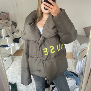 Grön vinterjacka  - As cool vinterjacka!! Jötte snygg färg och passform, oanvänd med lapp kvar!💚💚 strl L!