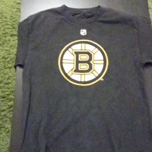 Boston bruins t-shirt med Chara på ryggen  - Medium, den äe anvlnd men håller bra kvalitet. För er som antingen är Nhl fans o håller på Boston eller bara vill ha en skön ishockey T-shirt. Och dsvdv vem Chara är i laget.