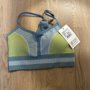 Sport-bh stronger  - Sport bh från stronger aldrig använd strl xs