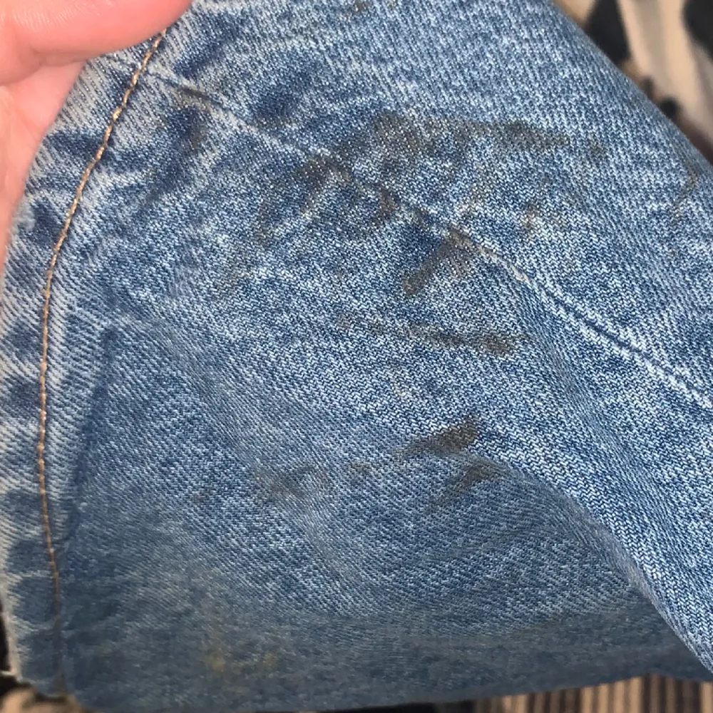 Blåa, högmidjade jeans från Lager 157 med lite smuts på vänster ben.  Säljer då de är för små och ej kommer till användning.  Midjemått: 31cm rakt över  💸Priset kan diskuteras 📷Skriv om ni vill ha fler bilder. Jeans & Byxor.