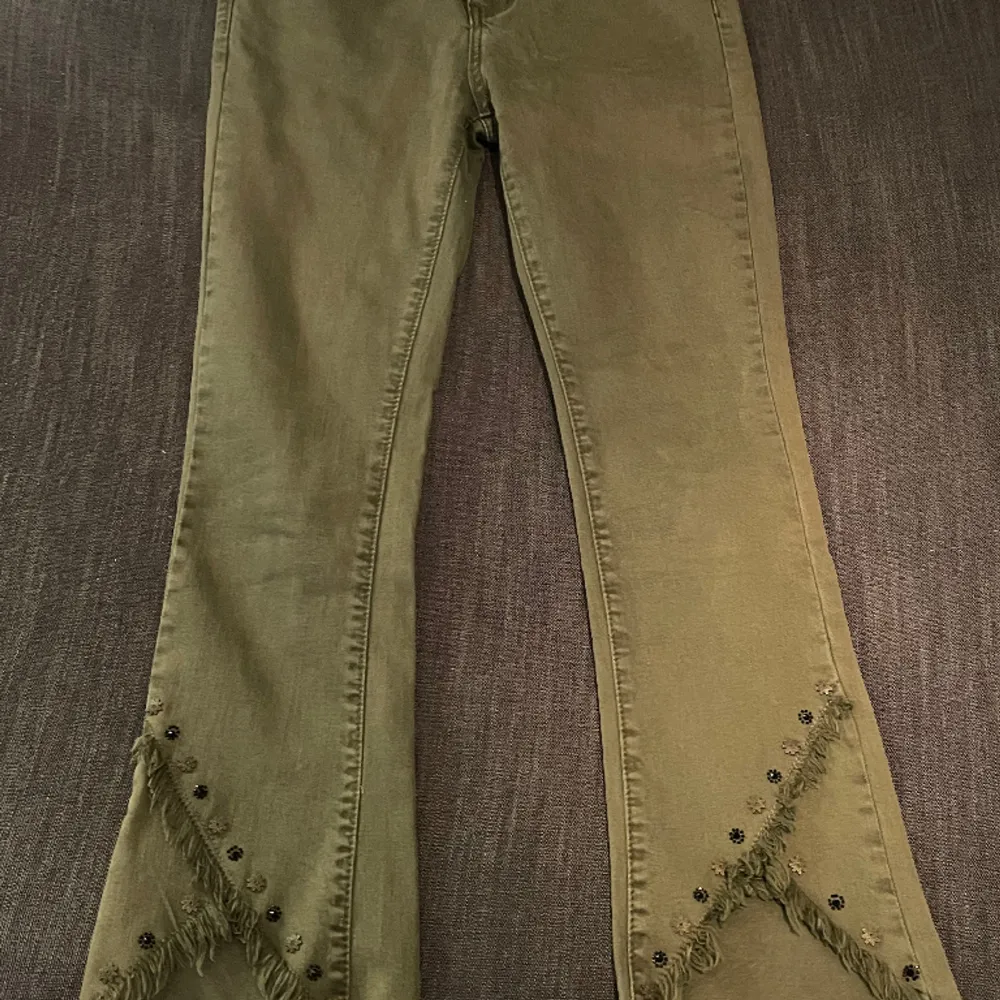 Ett par gröna högmidjade jeans som e lite kortare i benen. Dem är köpta i canarie öarna.💗. Jeans & Byxor.