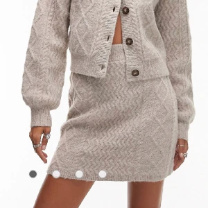 Stickad kjol  - Säljer denna stickade kjol i stl S. Aldrig använd 