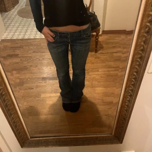 Lågmidjade bootcut jeans  - Lågmidjade bootcut jeans med coola bakfickor! Midjemått 36cm, innerbenslängd 78cm. Tryck på köp nu om du vill köpa ❤️‍🔥❤️‍🔥