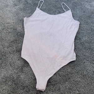Bodysout - Säljer min ljus lila bodysout från H&M jag köpte den i våras och bara testad   säljer för att jag rensar min garderob kommer inte ihåg vad den kostade me tror ungefär 100kr
