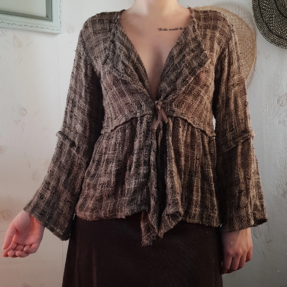 Kofta med bellsleve och volanger