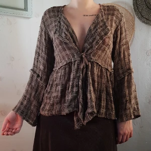 Kofta med bellsleve och volanger - Fantastisk fin och romantisk kofta. Passar som en 38/40. I fint skick!