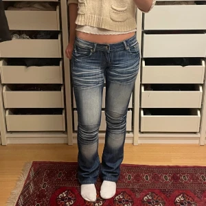 Lågmidjade jeans - As snygga jeans, köpta second hand men har själv inte använt de mycket så de är i fint skick!! Storlek M men skulle säga att de passar S-M.  Midjemått: 2x37cm  Innerbenslängden: 82 cm Hör gärna av er!!