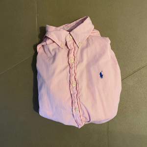 Riktigt fräsch RL skjorta i en rosa färg. Passar storlek L och är i riktigt bra skick.  Tveka inte på att höra av er vid eventuella frågor eller funderingar. Paketpris går alltid att lösa vid köp av flera skjortor. 