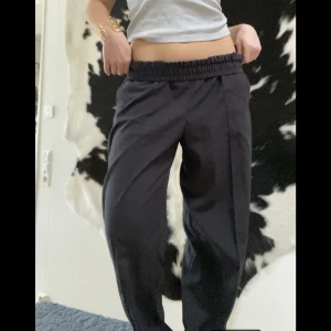 Mörkgrå kostymbyxor  - Supersköna kostymbyxor. Har vikt ner midjan på bilderna men det går såklart att ha uppvikt också för en mer hoghwaist modell. Hellånga med ganska vida/raka ben 