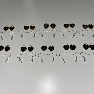 Stjärntecken berlock som örhängen  - Dessa är örhängen som jag gör själv. Ni bestämmer själva vilken färger ni vill ha. Men det finns bara de färger som är med på bilderna. Dessa är aldrig använda. Skriv till mig om du undrar något. OBS! När du köper denna kommer du endast köpa ett par!