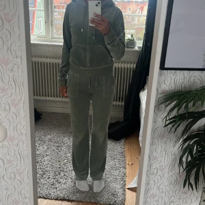 Juicy couture sett - Grönt juicy sett säljer hela settet för 850kr. Om man bara vill köpa byxorna så kostar dom 500 kr. Om man bara köper tröjan kostar den 400 kr. Byxorna är i XS passas S. Tröjan är i M men passar S/XS. Köparen står för frakten.