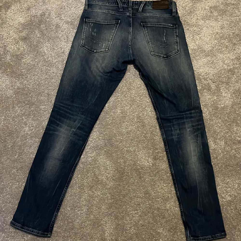 Tja. Nu säljer vi dessa otroligt snygga, unika och eftertraktade replay anbass jeans i storlek W30 L32. Skulle säga att de passar dig som är 175-185. Jeansen är i fint skick. Nypris ca 2000 vårt pris 550kr.  skriv för frågor!😊. Jeans & Byxor.