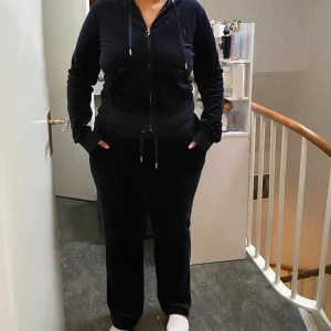 Juicy dress - Jag säljer detta marinblåa Juicy sett som är i väldigt bra skick. Både tröjan och byxorna är i storlek L. Byxorna sitter perfekt på mig i längden som är 165cm lång. Pris kan diskuteras vid snabb affär och köparen står för frakt😊