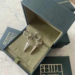 Maria Nilsdotter örhängen  - Säljer 1 för 1700 och två för 3400❤️ Box kommer med