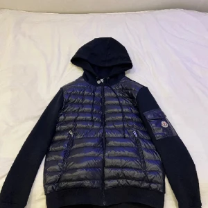 Moncler hooded down cardigan - Säljer denna då den inte kommer till användning mer. Köpt februari 2022 för 5500, kvitto finns. Söker 3000kr, kan diskuteras vid snabb affär. Skickas spårbart eller hämtas i Umeå. 