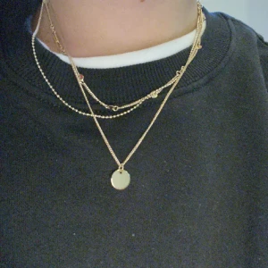 Guldhalsband  - Ett jättefint guldigt halsband💛 tre halsband i ett! mycket bra skick
